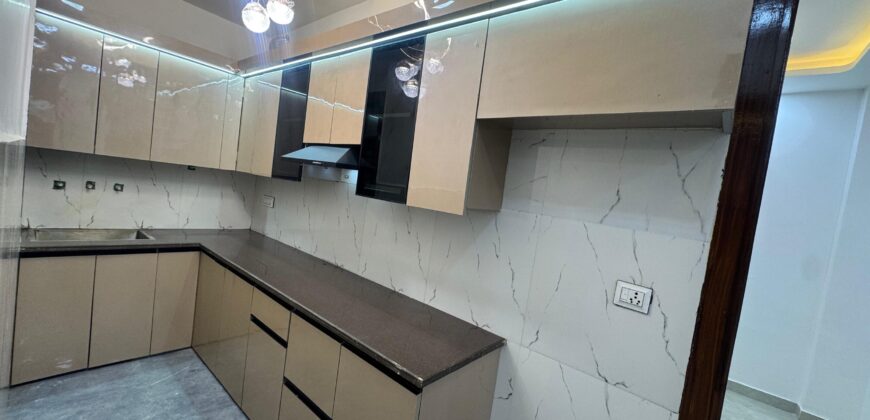 Luxury 3 BHK Flat with Lift + Parking | Prime Location Mohan Garden