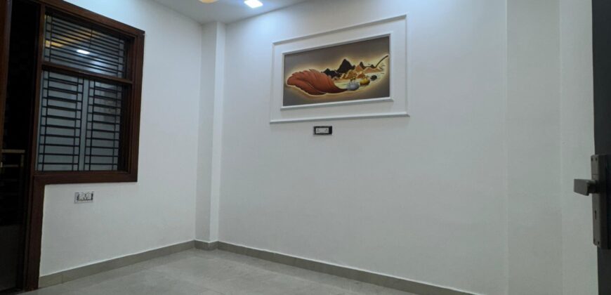 Luxury 3 BHK Flat with Lift + Parking | Prime Location Mohan Garden