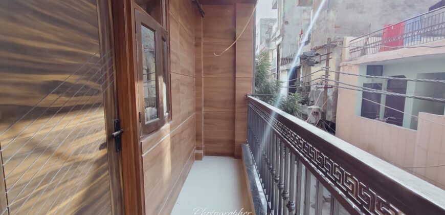 Spacious 3 BHK Flat in Mohan Garden D Block | Prime Location & Modern Amenities