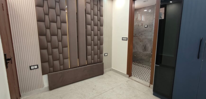 Modern 3 BHK Flat with Lift & Parking in Mohan Garden