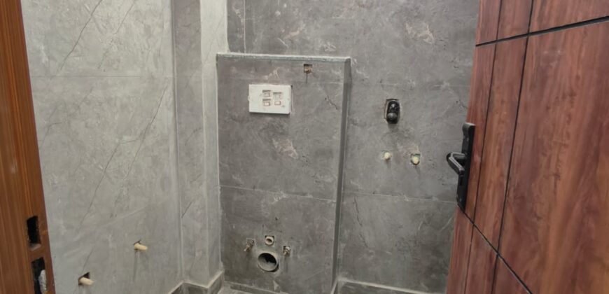 Modern 3 BHK Flat with Lift & Parking in Mohan Garden