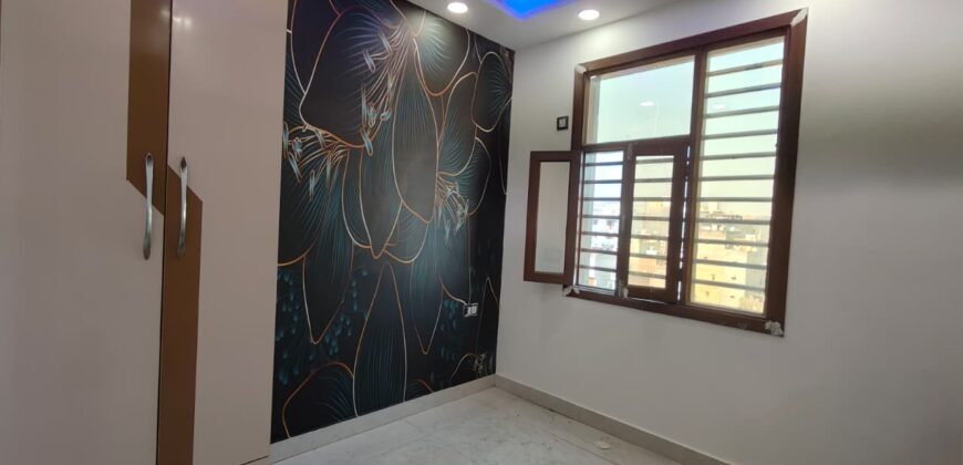 Modern L-Type 3BHK Flat for Sale in Mohan Garden with Excellent Ventilation