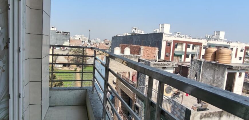 Modern L-Type 3BHK Flat for Sale in Mohan Garden with Excellent Ventilation