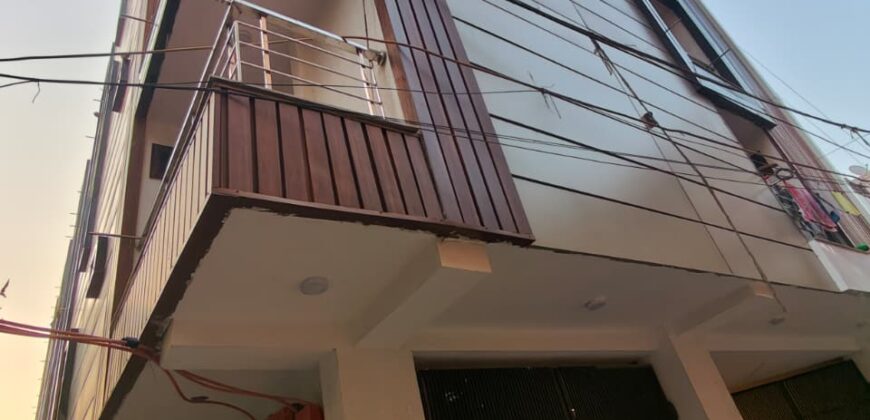 Spacious 3 BHK Flat with Common Terrace Garden in Delhi