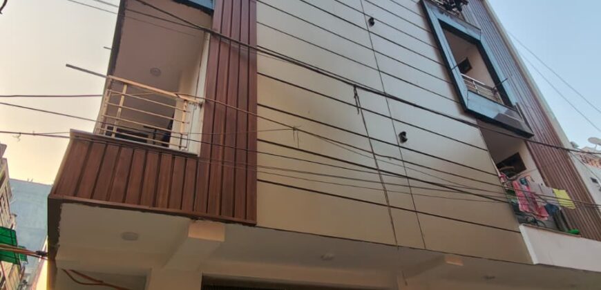 Spacious 3 BHK Flat with Common Terrace Garden in Delhi