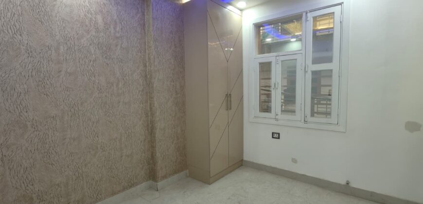 Front Side 3BHK Flat in Mohan Garden, Uttam Nagar, Delhi