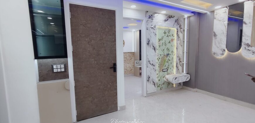 Front Side 3 BHK Flat in Uttam Nagar with Lift & Car Parking