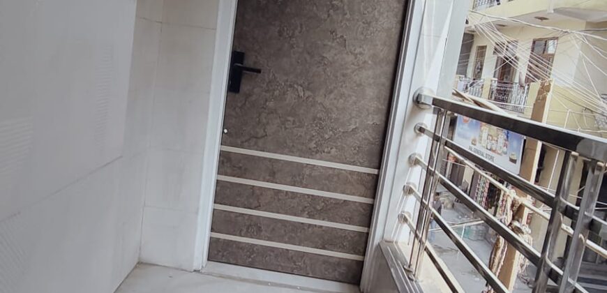 Front Side 3 BHK Flat in Uttam Nagar with Lift & Car Parking