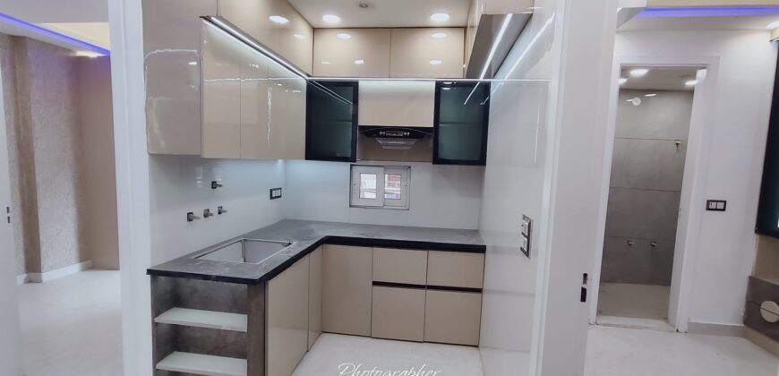 Front Side 3 BHK Flat in Uttam Nagar with Lift & Car Parking