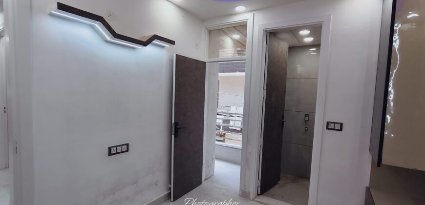 Front Side 3 BHK Flat in Uttam Nagar with Lift & Car Parking