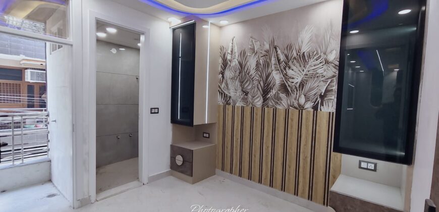 Front Side 3 BHK Flat in Uttam Nagar with Lift & Car Parking