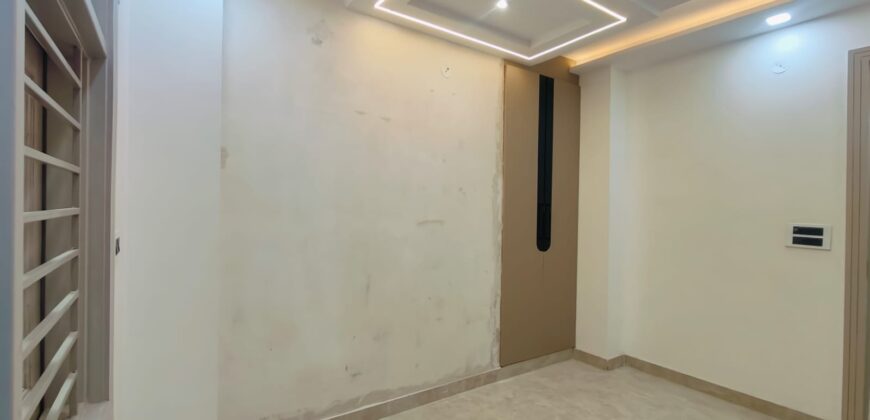 Spacious L-Type 3 BHK Flat in Om Vihar Phase 1, Uttam Nagar, Delhi