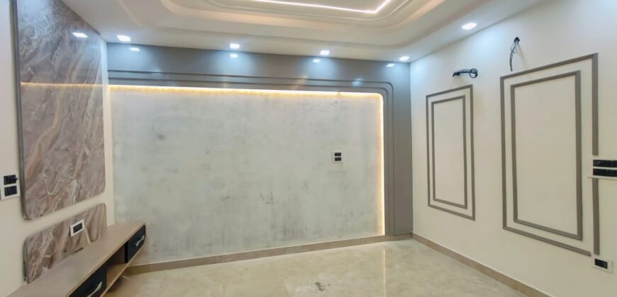 Spacious L-Type 3 BHK Flat in Om Vihar Phase 1, Uttam Nagar, Delhi