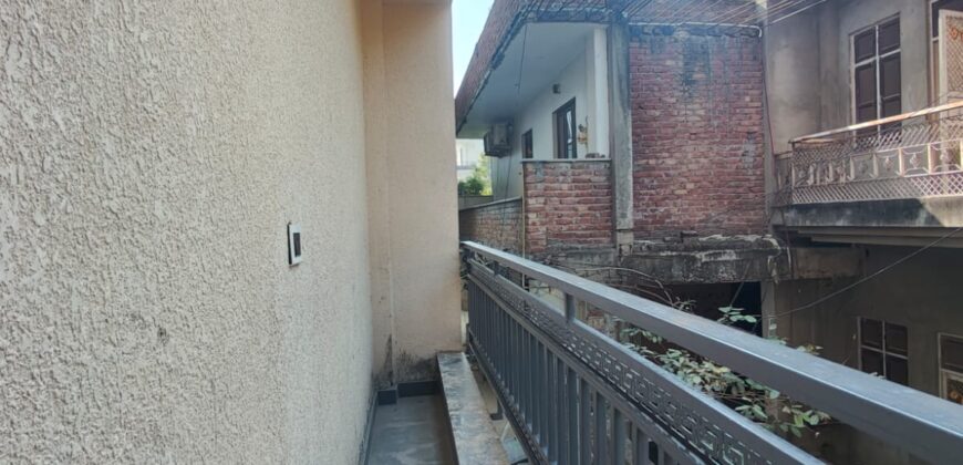 Spacious L-Type 3 BHK Flat in Om Vihar Phase 1, Uttam Nagar, Delhi